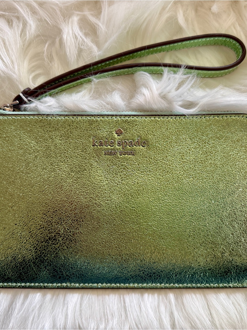 Kate Spade Lucy Metallic Medium L-zip Wristlet color - Seawater